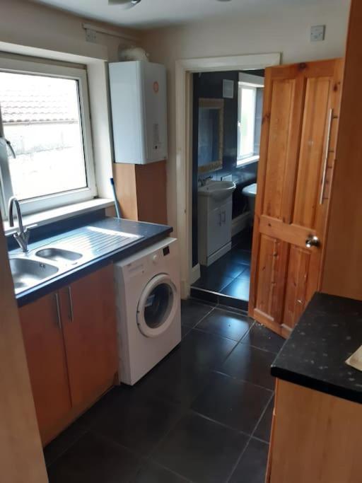 Medway Getaway - 3 Bed Home With Luxury Bathroom Chatham  Buitenkant foto