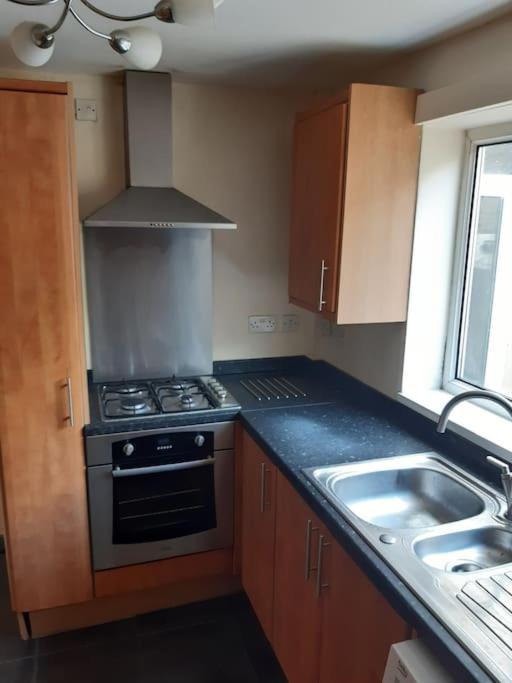 Medway Getaway - 3 Bed Home With Luxury Bathroom Chatham  Buitenkant foto