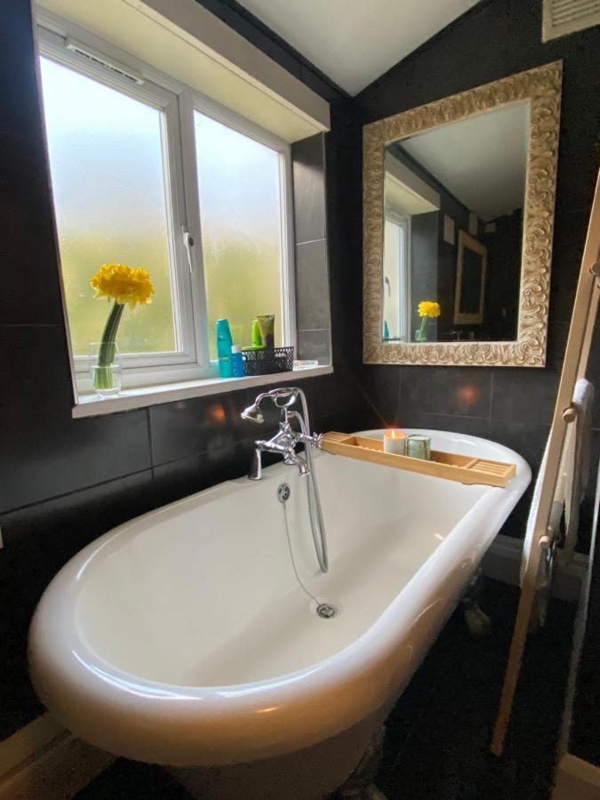 Medway Getaway - 3 Bed Home With Luxury Bathroom Chatham  Buitenkant foto