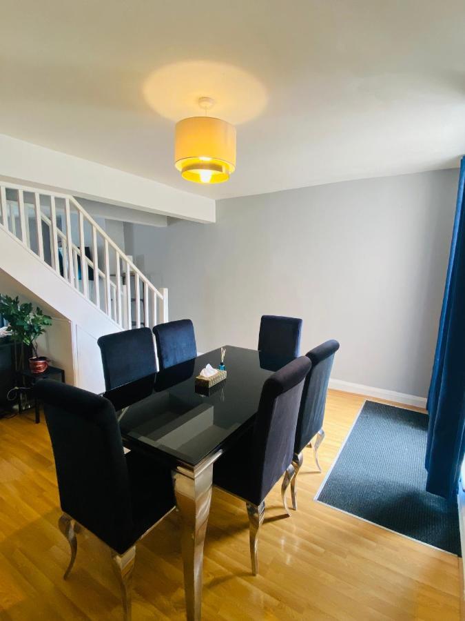 Medway Getaway - 3 Bed Home With Luxury Bathroom Chatham  Buitenkant foto